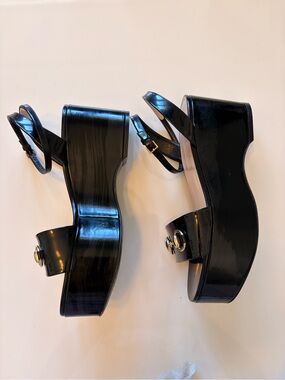 Gucci Black Patent Leather Sandals with Gold Horsebit